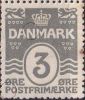 79[AU1,98]: Hvid plet foroven p DA[N]MARK og farveplet under buen p [P]OSTFRIMRKE.
Nummer 98 i arket.