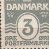 79[AU1,78]: Farveplet forneden i PO[S]TFRIMÆRKE, mellem POST[FR]IMÆRKE og farvefyldt øje på POSTF[R]IMÆRKE.
Nummer 78 i arket.